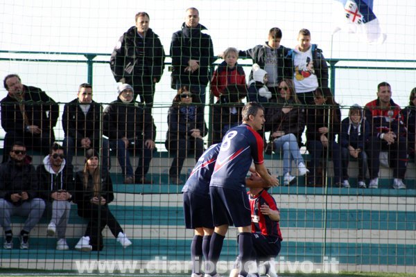 Fabio Oggiano festeggiato dopo il gol
